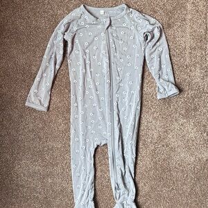 Quincy Mae Gray Daisy Print Zip Footie